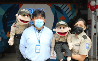 «Paquito», el niño policía, visitó a los más pequeños de SOLCA Quito